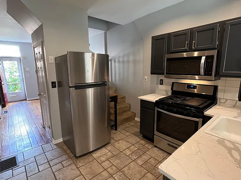 627 Harvey St — Photo 7
