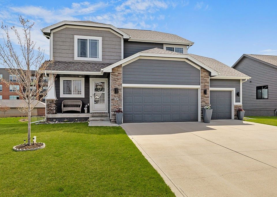 1st image of 615 NE Wilden Dr