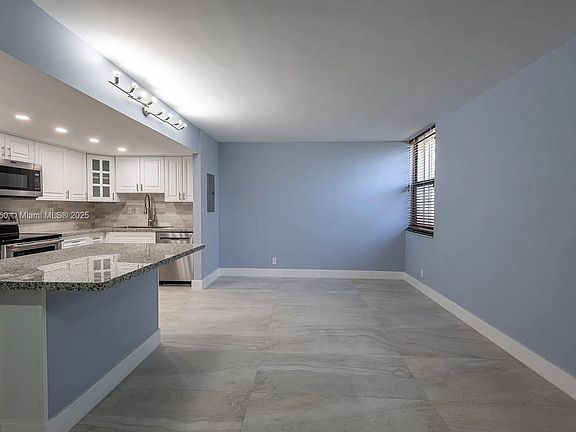 4th image of 20350 W Country Club Dr #Penthouse 24-4