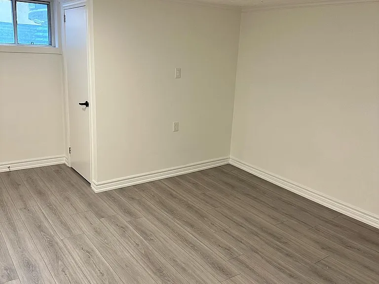 9 Roycrest Ave #ROOM — Photo 24