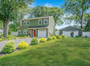 1 Burwood Ln, Coram, NY 11727