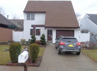 622 Drumgoole Rd W, Staten Island, NY 10312