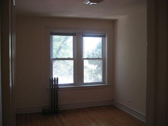 3rd image of 5720 N Wayne Ave APT 2