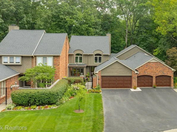 4045 Hidden Woods Dr, Bloomfield Hills, MI 48301