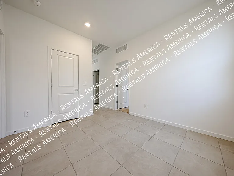3380 N Camden Dr — Photo 25