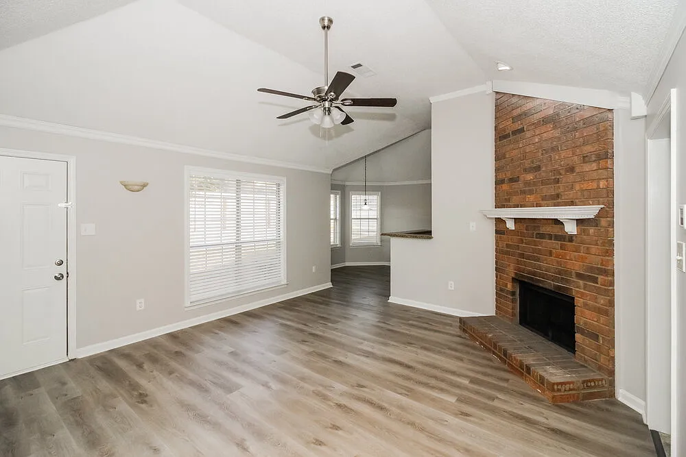 3 bed, 2.0 bath, 1356 sqft, $2,450 — Photo 4