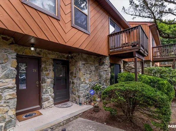 7 Brookside Hts Building 7-F, Wanaque, NJ 07465