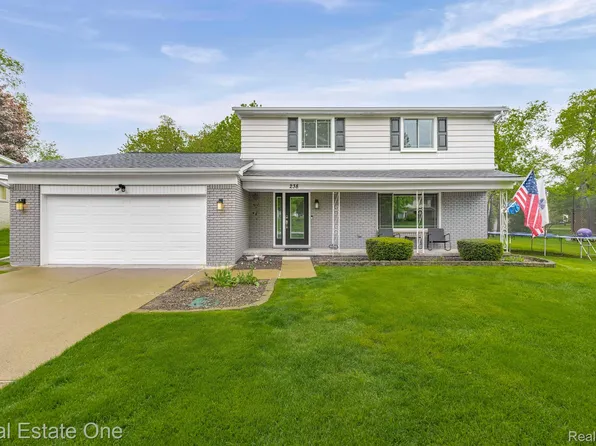 238 Lisa Cir, White Lake, MI 48386