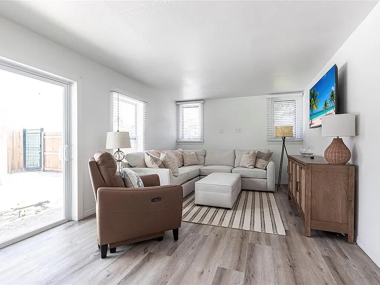640 Broadway St — Photo 24