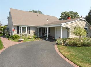 19 Thunder Rd, Holbrook, NY 11741