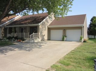 2203 Rue De College, Grand Island, NE 68803
