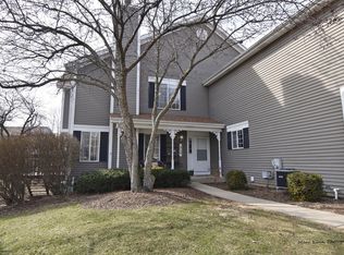 312 Sandhurst Ln, South Elgin, IL 60177