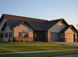 2614 Whisper Wind Dr, Aberdeen, SD 57401