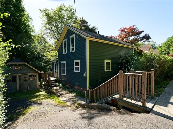29 William St, Chester, MA 01011