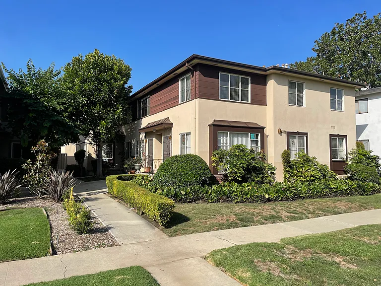 3187 S Barrington Ave — Photo 1