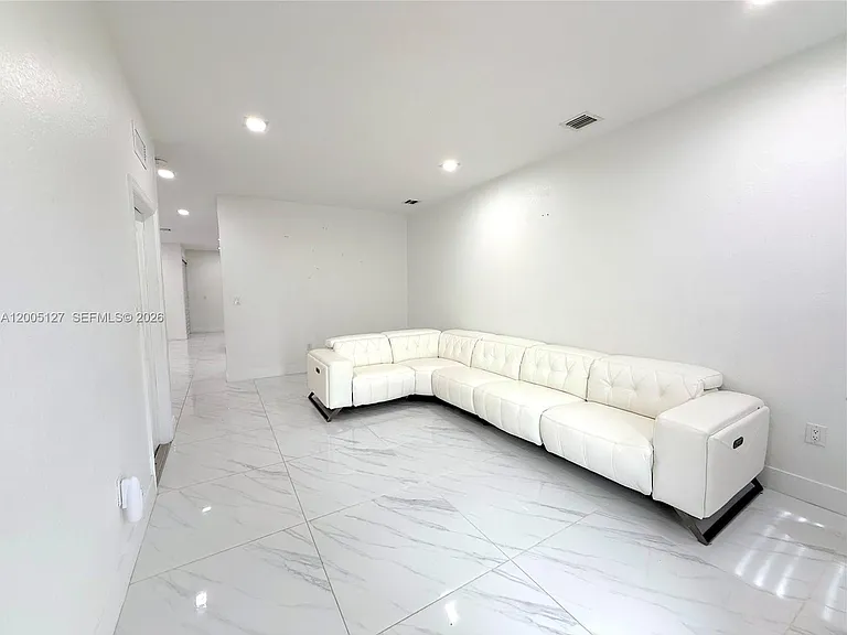 758 NE 34th Ave — Photo 11