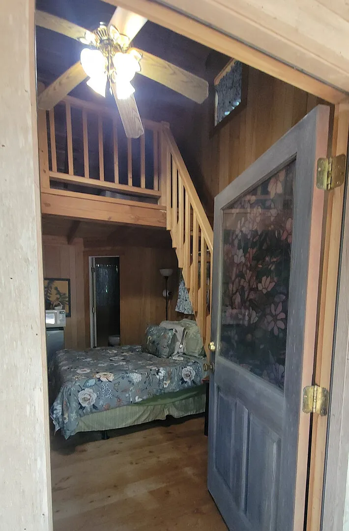 Destress in Peaceful Magnolia Cabin, 15 mins from Alexandria hospitals — Photo 2