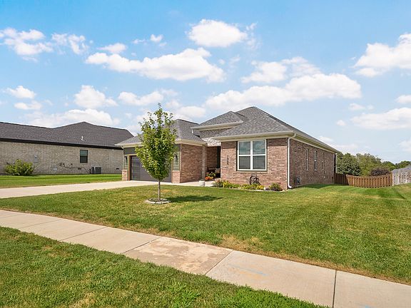 3rd image of 1065 W Gaslight Drive