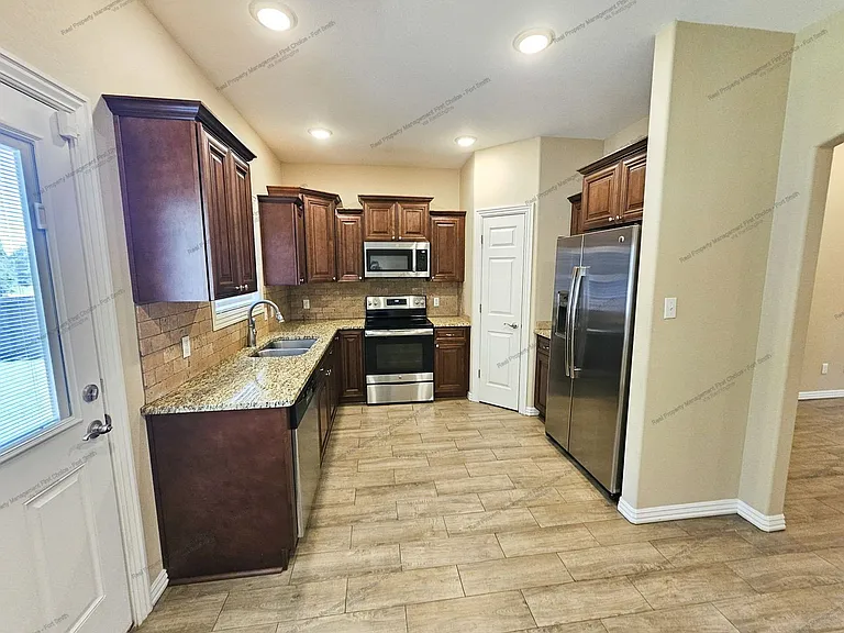 9907 Landry Dr — Photo 5