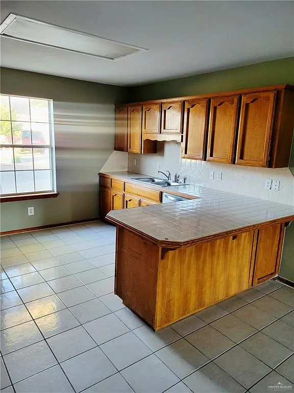 Building Photo - 1028 Fairway Dr