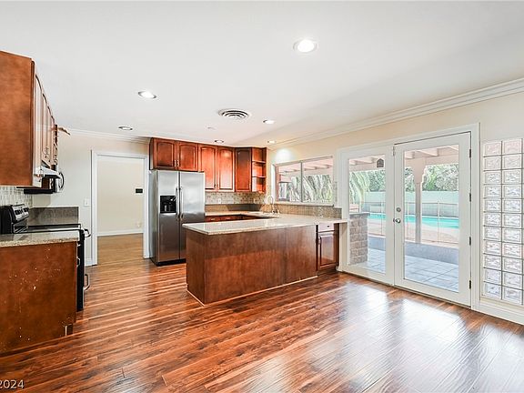 4th image of 4240 E Pinecrest Cir