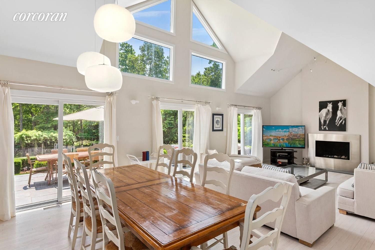  High ceiling dinning room with oversized dining table seating up to 12 persons.