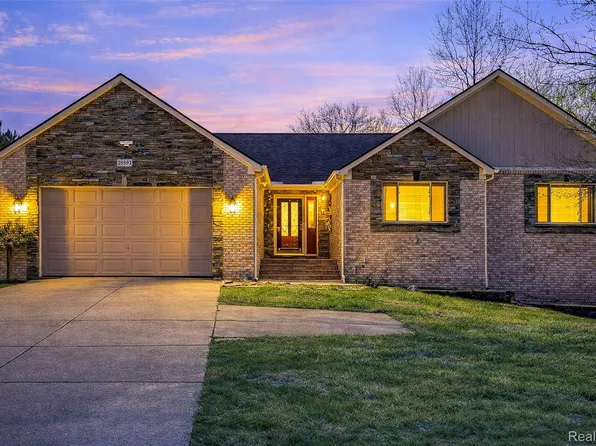 29593 Medbury St, Farmington Hills, MI 48336