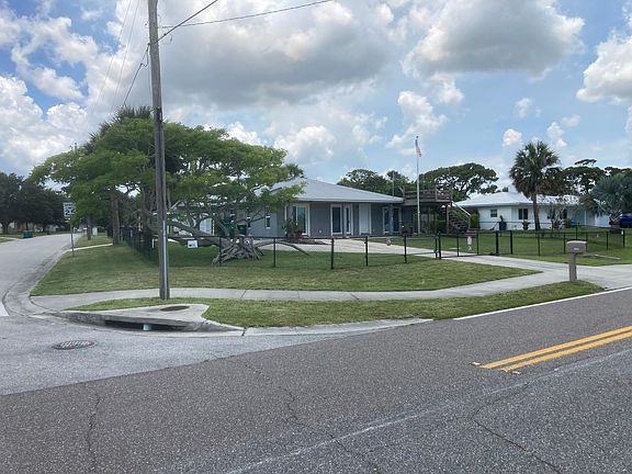 5th image of 2840 Pineapple Ave