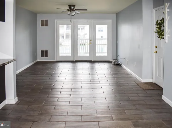 1300 Waters Edge Dr, Newark, DE 19702