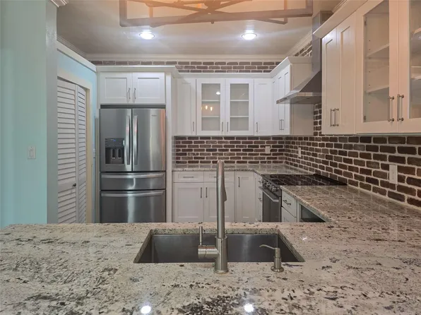 921 Marine Dr APT 327, Galveston, TX 77550