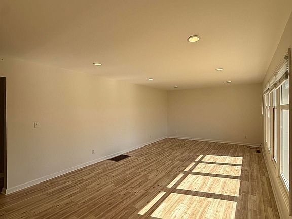 4th image of 2931 Stockdale Rd