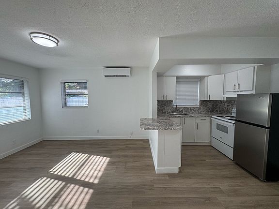 5th image of 1045 SE 15th St #3