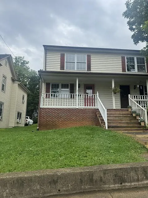 132 W Main St