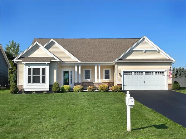 613 Pine Lakes Trl, Webster, NY 14580