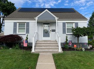 4 Swan Ct, East Rutherford, NJ 07073