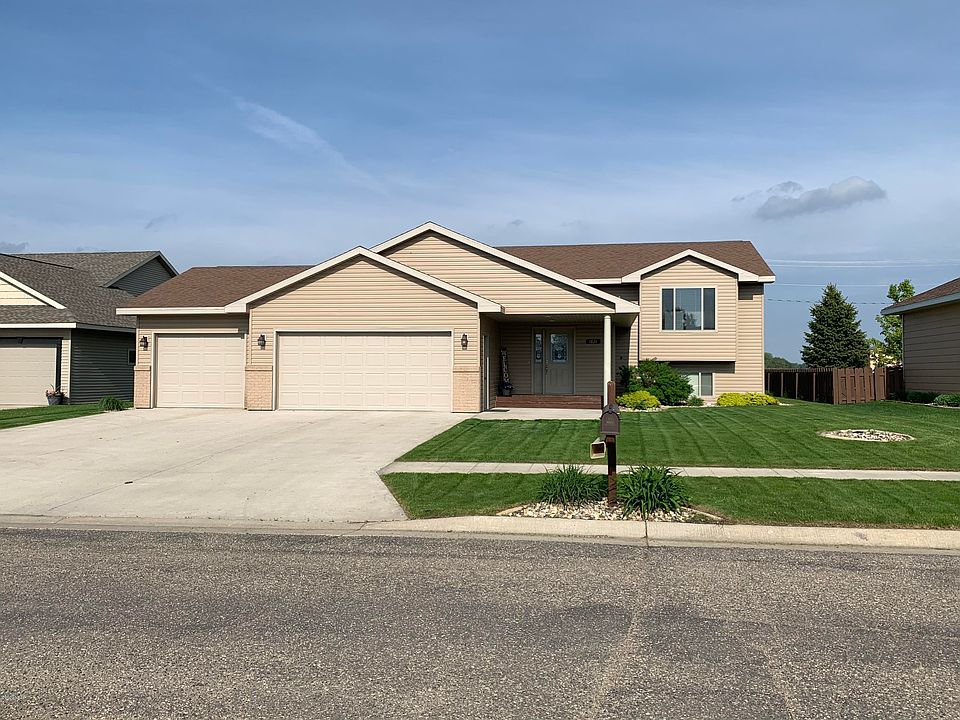 1826 10th St NE, Watertown, SD 57201 | Zillow