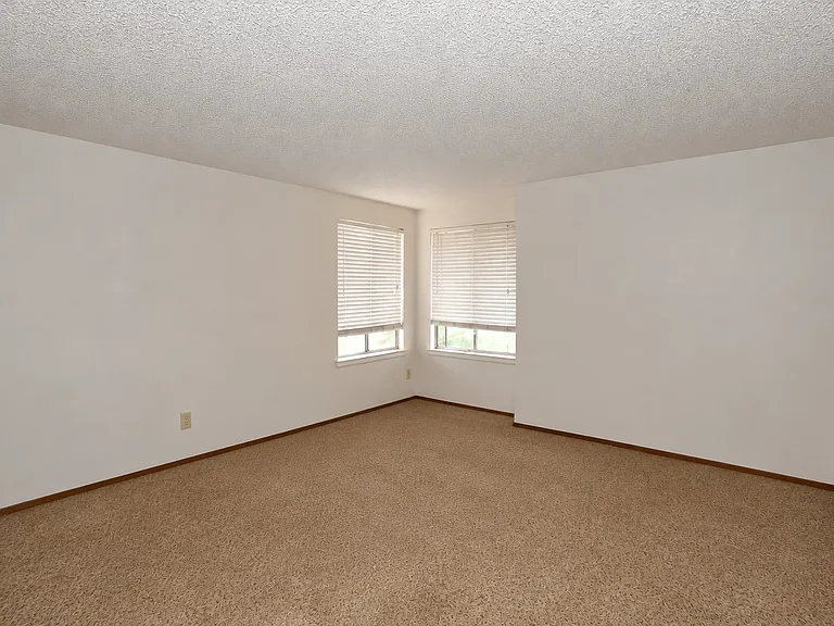 2212 Wabash Cir — Photo 9