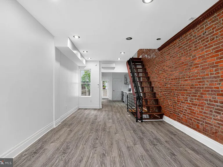 1302 N Dover St — Photo 16