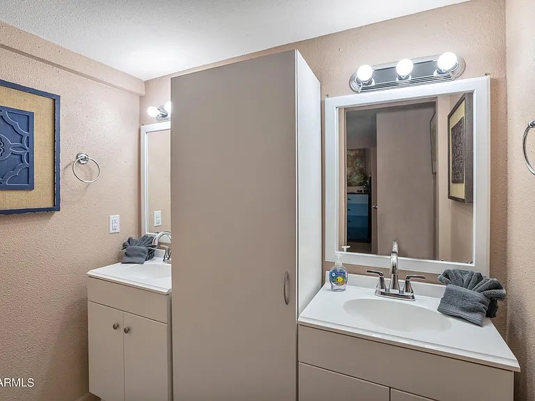 842 W Fairmount Ave — Photo 29