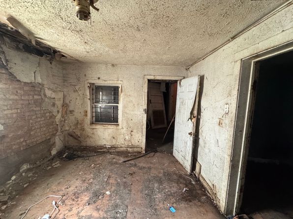 chicago-illinois-2120522629 picture