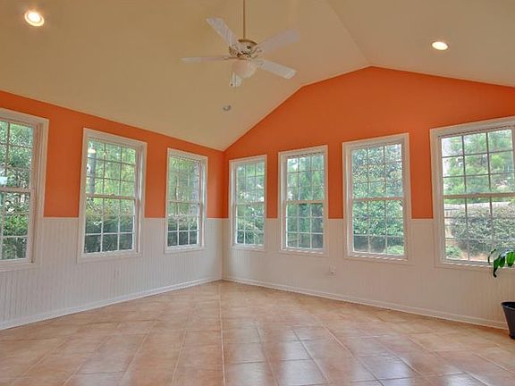 5th image of 833 Richmond Cir