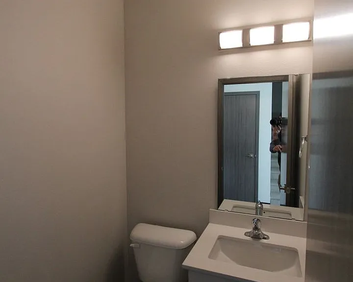 Modern design 3 bed, 2.5 bath duplex available 6/10 Cheney — Photo 5