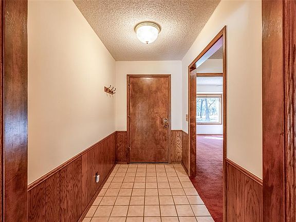 4th image of 913 Flaming Oaks Dr