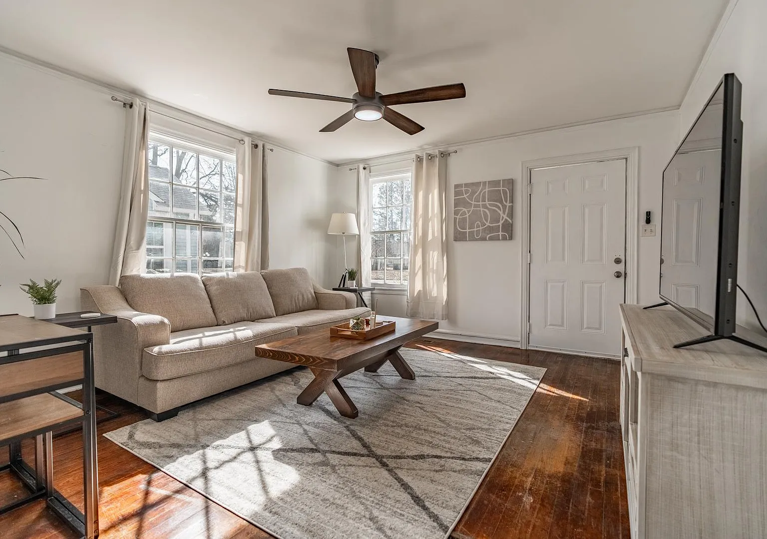 3 bed, 934 sqft, $2,300 — Photo 3