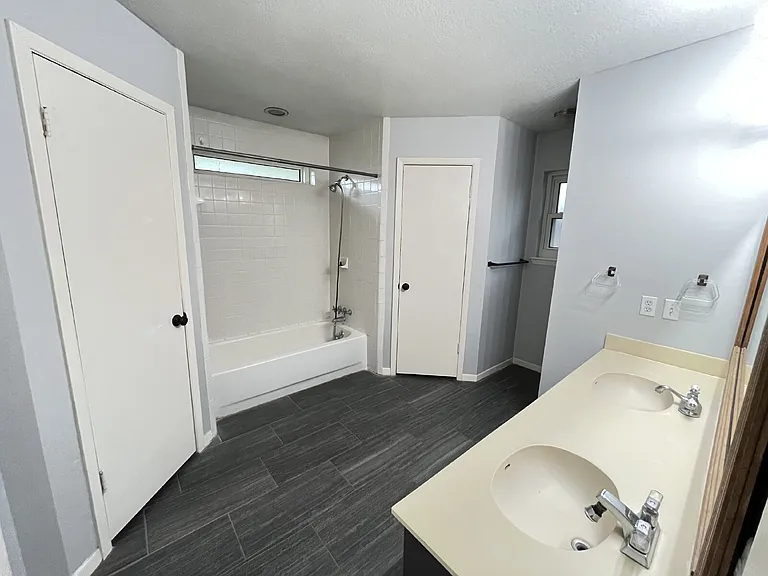 2919 Holly Green Dr — Photo 16