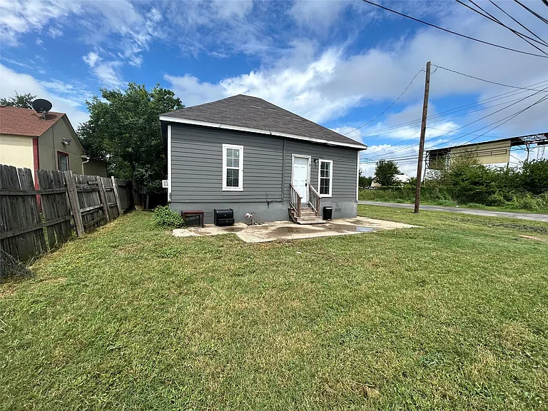400 Symes St #A — Photo 5