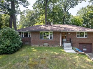 24 Leicester Dr, Akron, OH