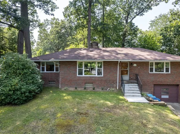 24 Leicester Dr, Akron, OH 44319