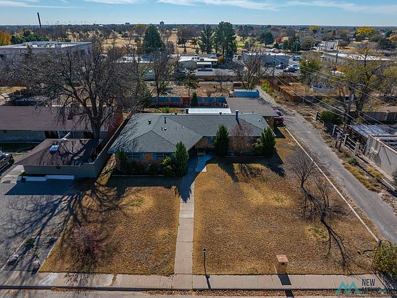 5th image of 606 Rosemary Ln