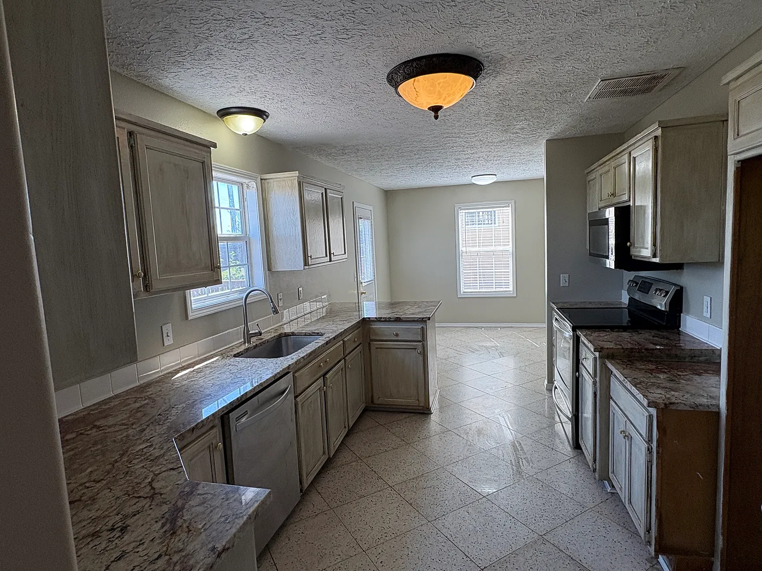 3 bed, 1935 sqft, $2,000 — Photo 2